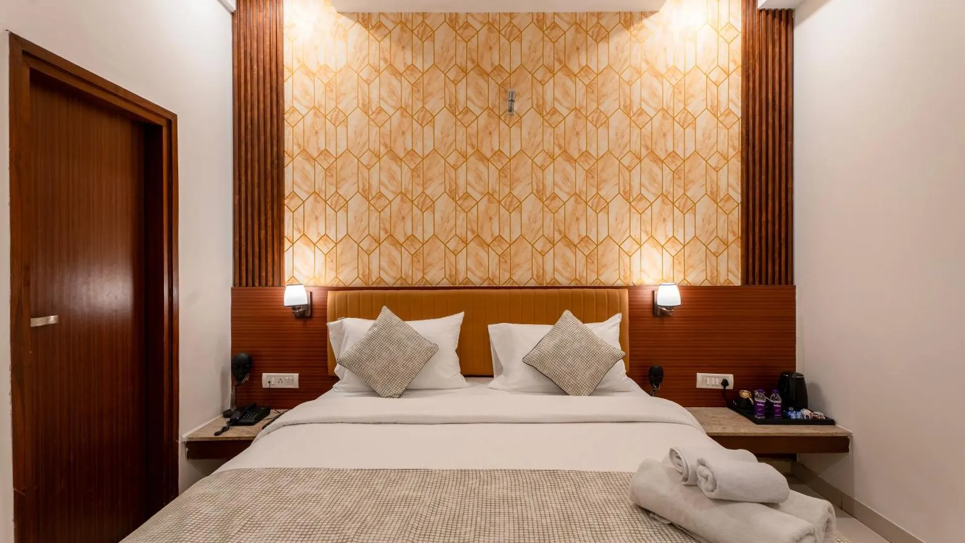 The Lodgers Hotel Near Medanta Hospital Sector 38 Gurgaon