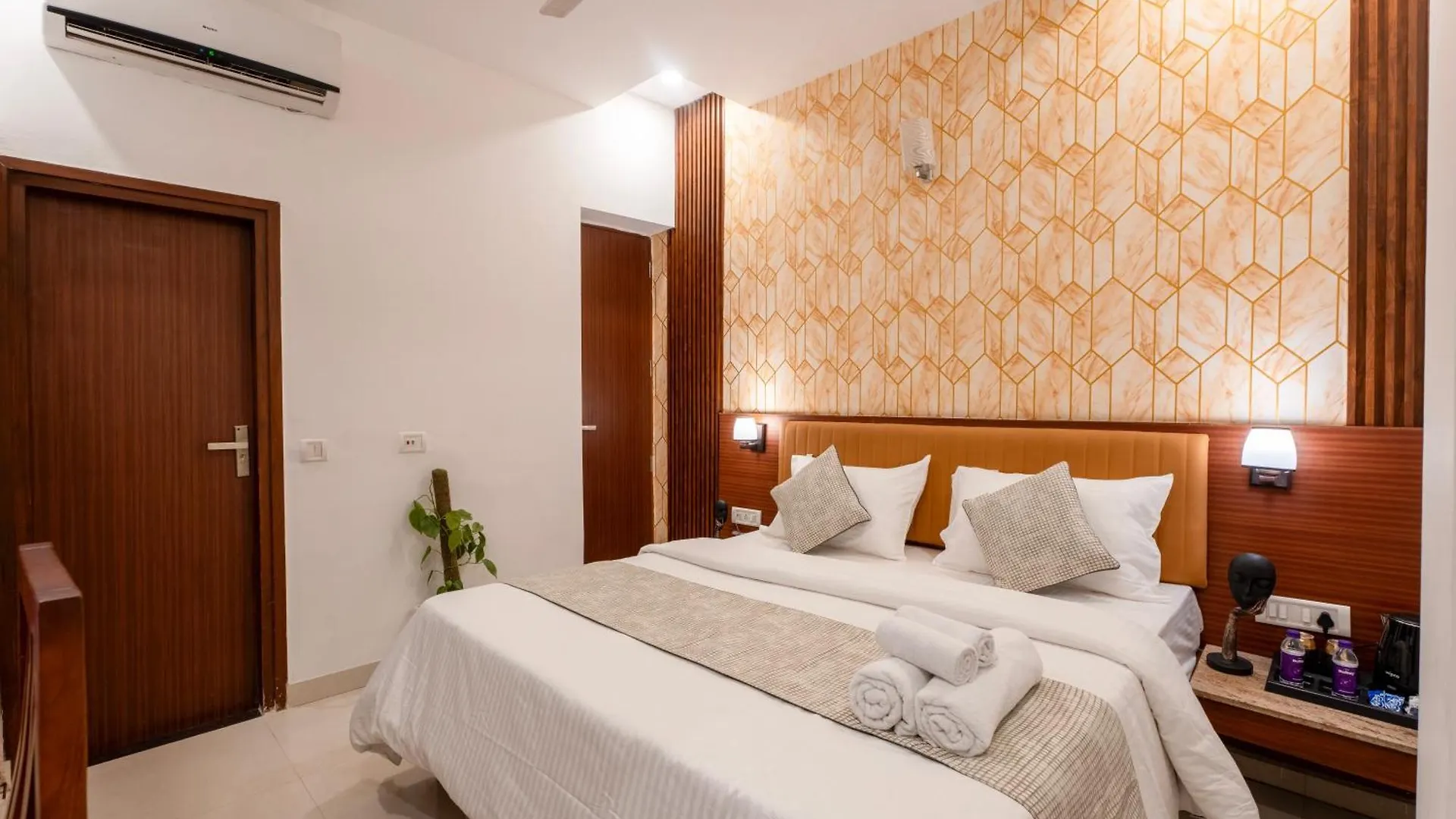 The Lodgers Hotel Near Medanta Hospital Sector 38 Gurgaon Indie